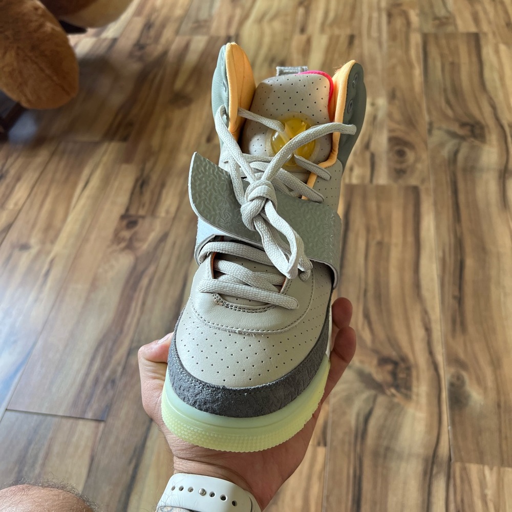 Nike air Yeezy size 8.5 no proof of purchase comes with box